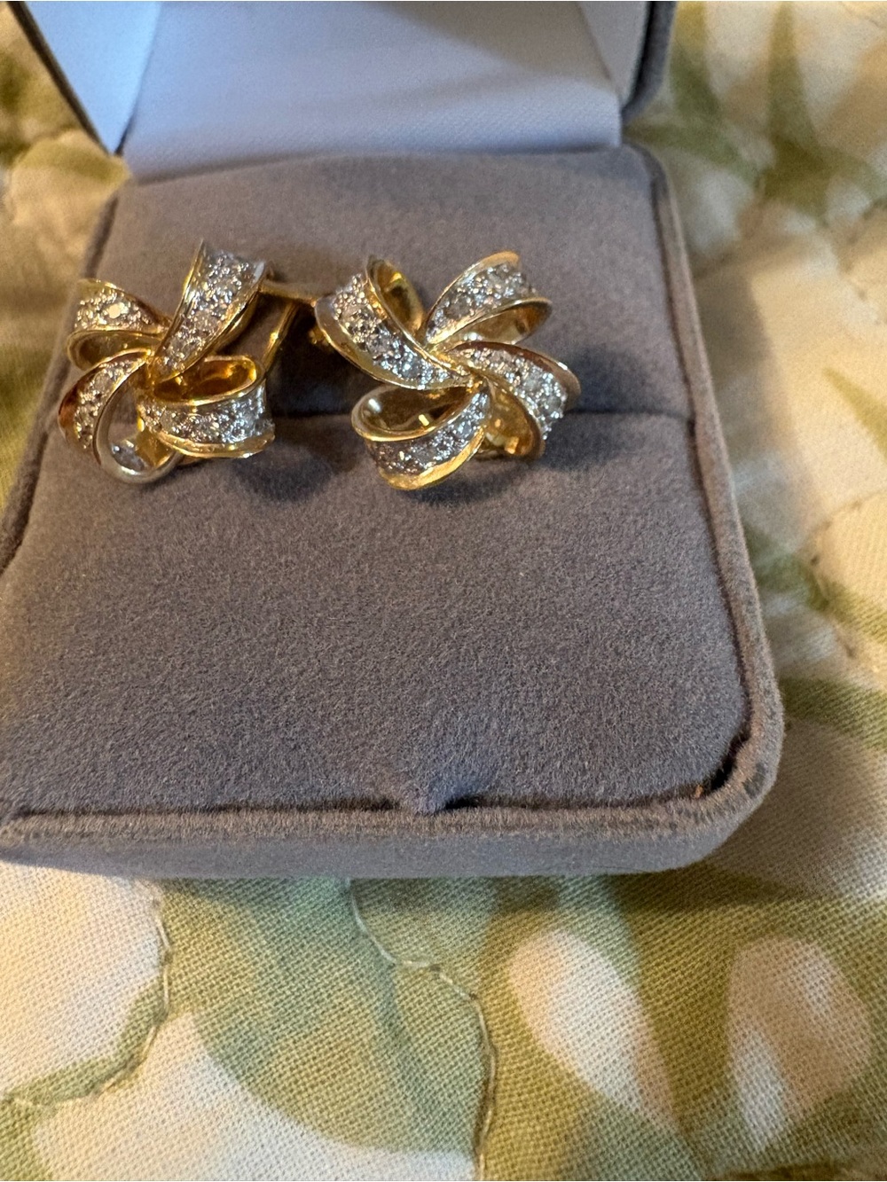 Ribbon 🎀 or Pinwheel shaped genuine Diamond 💎 studs 14k gold . Dazzling pair. - Picture 3 of 10